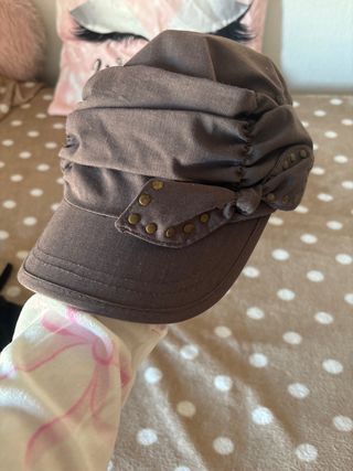 Gorra marrón con detalles dorados