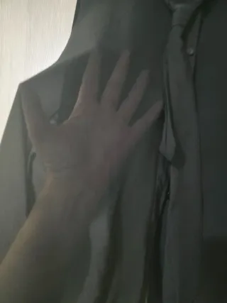 Camicia nera trasparente con cravatta