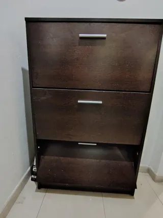 Zapatero de madera marrón