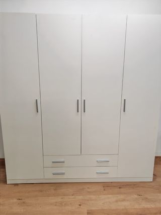 Cama individual con cabecero y mesita