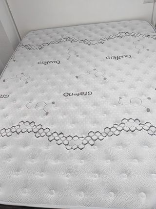 Cama individual con cabecero y mesita