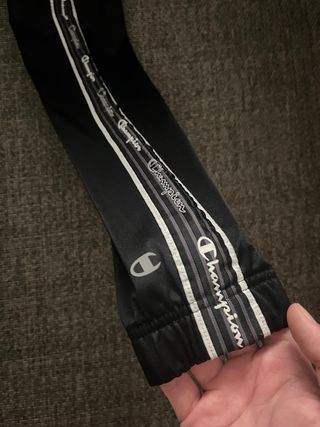 Chaqueta Champion Negra Talla L de niño.