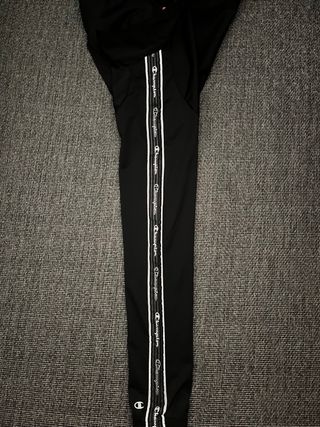 Chaqueta Champion Negra Talla L de niño.