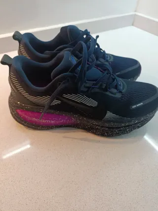 Nike Vomero 18 Negro y Rosa, talla 42