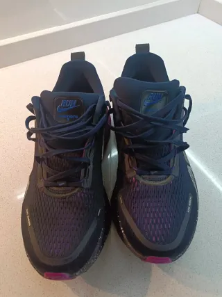 Nike Vomero 18 Negro y Rosa, talla 42