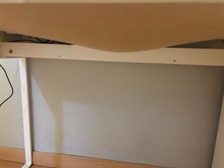 Escritorio blanco con cajón y almacenaje