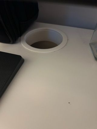 Escritorio blanco con cajón y almacenaje