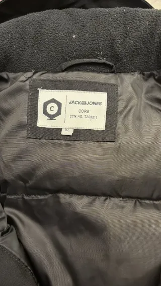 Chaqueta negra impermeable abrigo