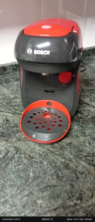Cafetera Bosch Roja con cápsulas recargables