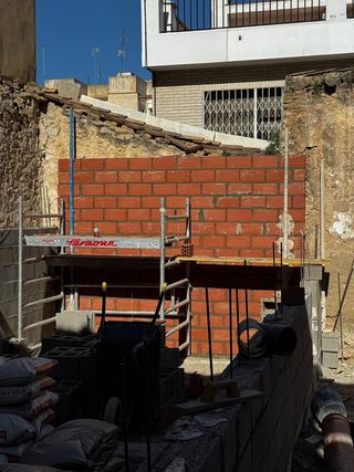 Barra de cocina con azulejo y granito