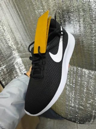 Zapatillas Nike hay varias tallas