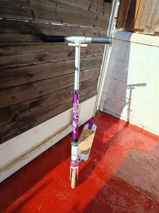 Patinete infantil morado y blanco