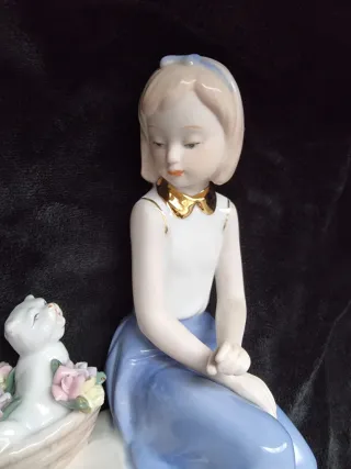 Figura de porcelana niña y perros