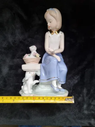 Figura de porcelana niña y perros