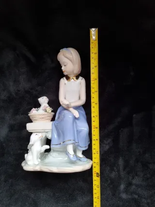 Figura de porcelana niña y perros