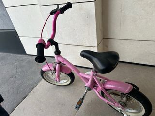 Bicicleta infantil rosa con ruedines