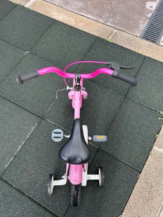 Bicicleta infantil rosa con ruedines