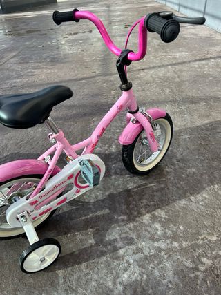 Bicicleta infantil rosa con ruedines