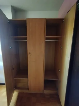 Armadio in legno massello a 3 porte