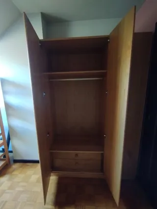 Armadio in legno massello a 3 porte