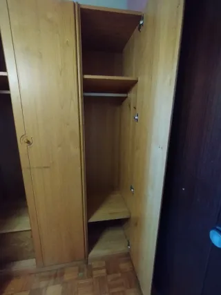 Armadio in legno massello a 3 porte