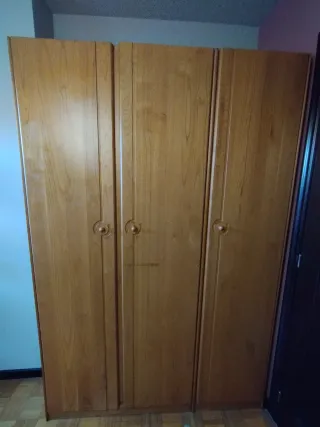 Armadio in legno massello a 3 porte