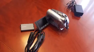 Videocámara Canon DVD plateada y negra