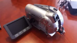 Videocámara Canon DVD plateada y negra