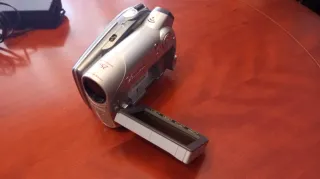 Videocámara Canon DVD plateada y negra