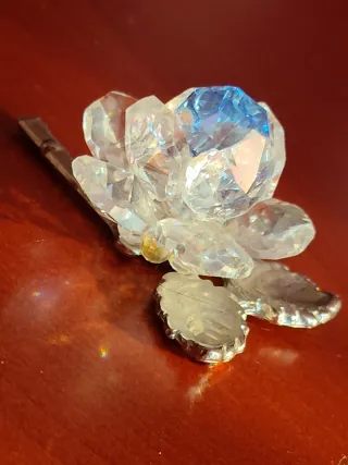 Rosa in cristallo con fiore blu