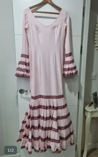 Traje de flamenca rosa con volantes