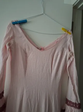 Traje de flamenca rosa con volantes