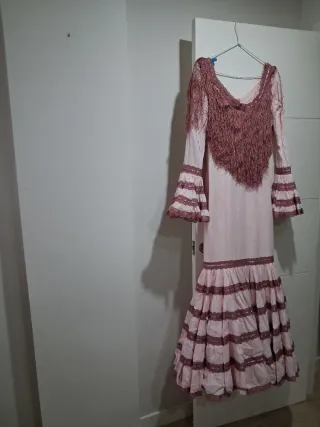 Traje de flamenca rosa con volantes