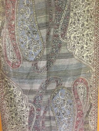 Bufanda Estampada Floral Gris y Morado