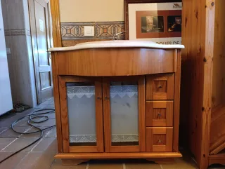 Mueble de baño madera con lavabo porcelana
