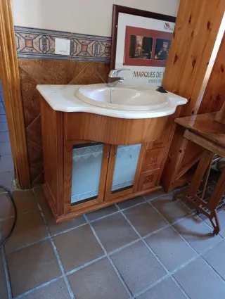 Mueble de baño madera con lavabo porcelana