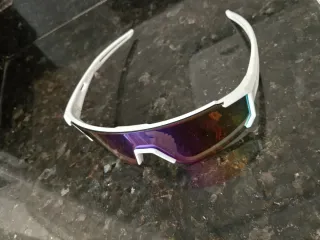 Gafas de sol deportivas multicolor y blancas