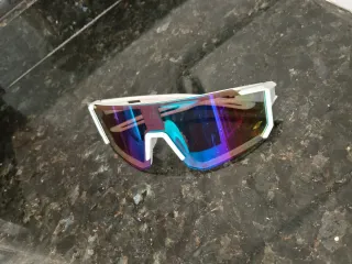 Gafas de sol deportivas multicolor y blancas