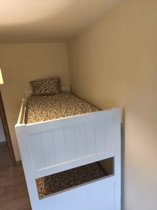 Cama blanca con cajones