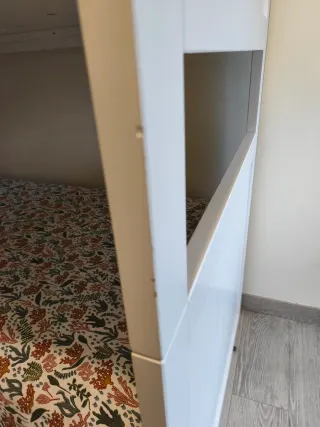 Cama blanca con cajones