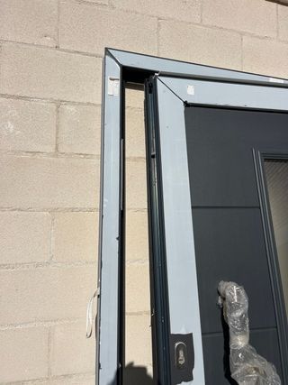 Puerta entrada moderna con cristal