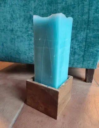 Candela blu con porta candela in legno