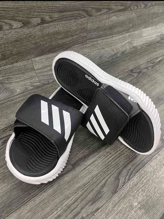 Chanclas Adidas Negras y Blancas