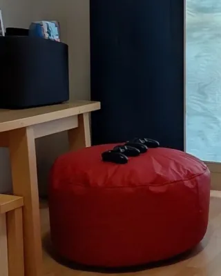 Puff Pera XL y Reposapiés Rojo UFC.