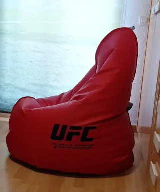 Puff Pera XL y Reposapiés Rojo UFC.