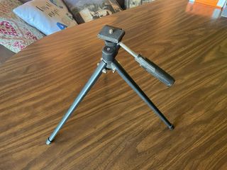 Trípode negro ajustable