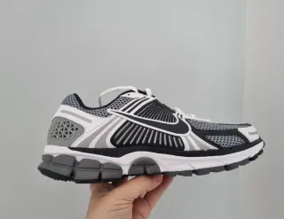 Nike Zoom Vomero 5 SE SP Talla 41