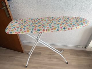 Tabla de planchar con diseño de círculos