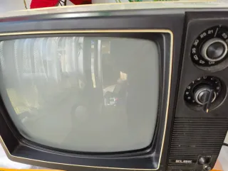 Televisión antigua ELBE beige y negra para decorar