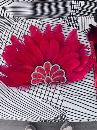 Tocado y hombreras de plumas